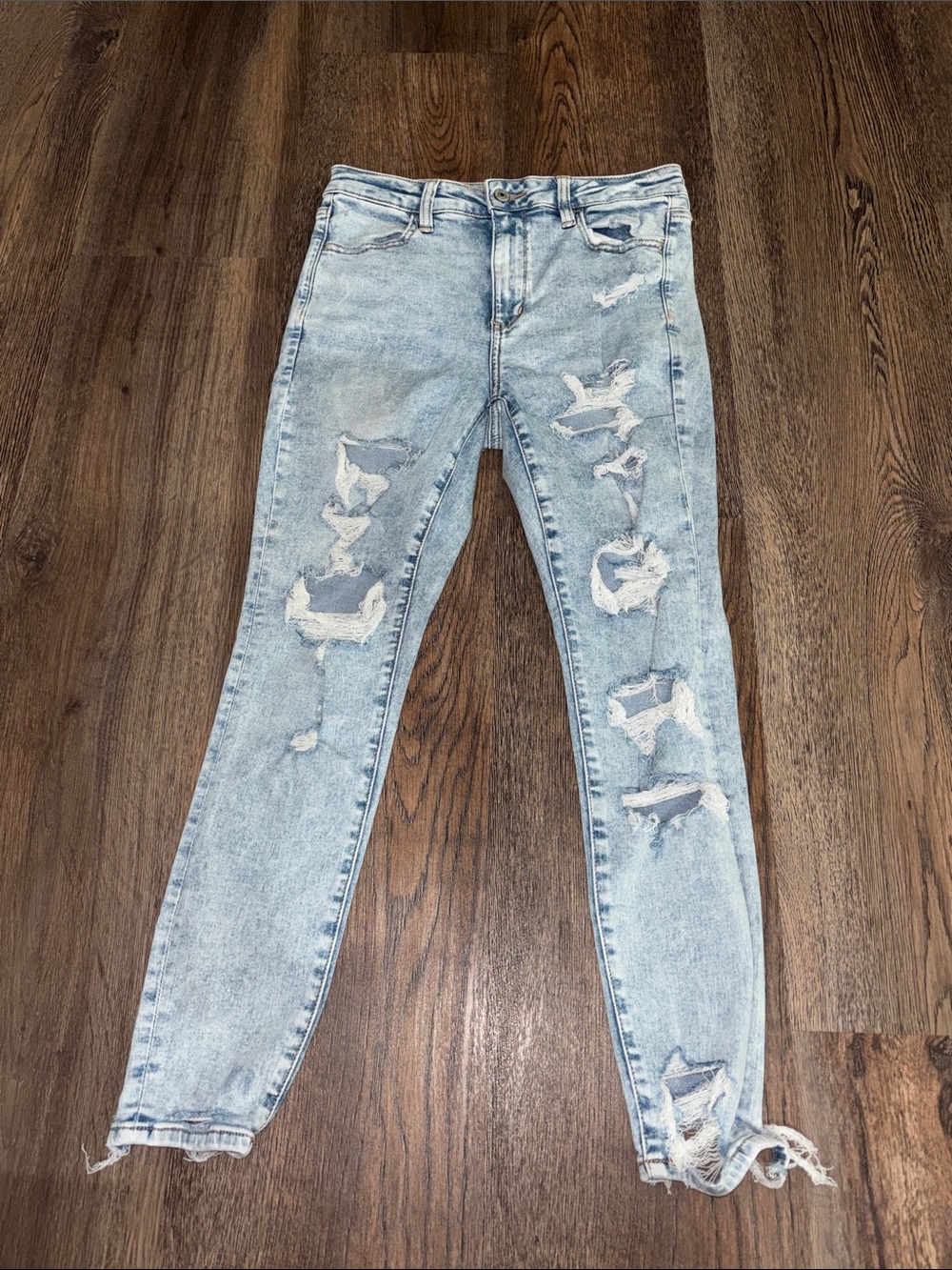 American Eagle size 10 Short Women’s Light Wash Distressed Skinny Jeans